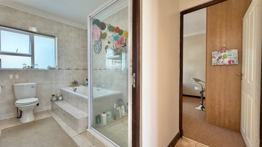 5 Bedroom Property for Sale in Mountainside Western Cape